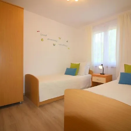 Vakantiehuis Lorena Mit Salzwasser-pool Und Garten In *