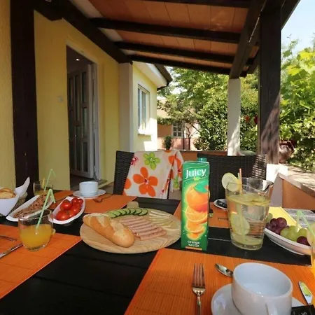 Lorena Mit Salzwasser-pool Und Garten In Vakantiehuis