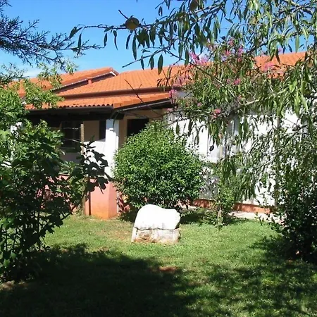 Lorena Mit Salzwasser-pool Und Garten In * Poreč