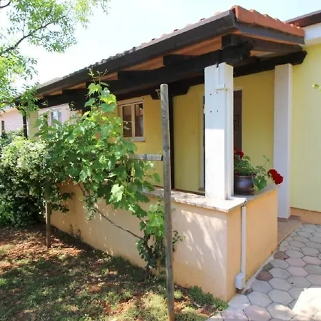 Lorena Mit Salzwasser-pool Und Garten In *