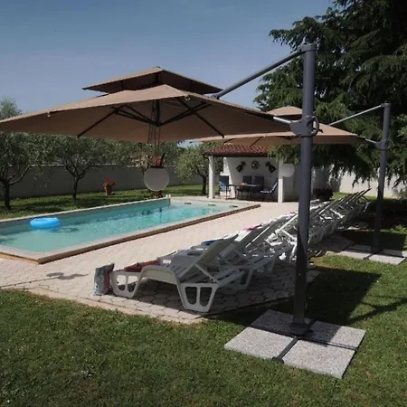 Lorena Mit Salzwasser-pool Und Garten In * ポレッチ
