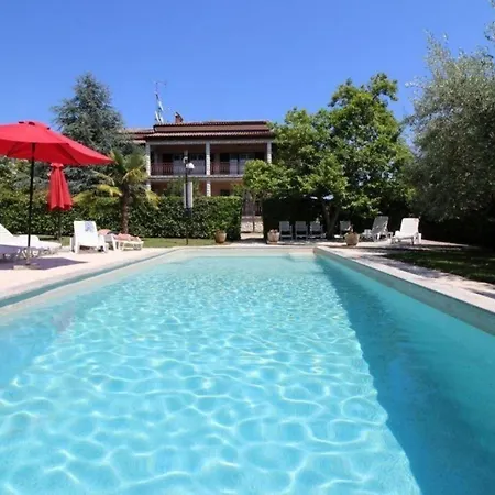 Дом отдыха Lorena Mit Salzwasser-pool Und Garten In Пореч
